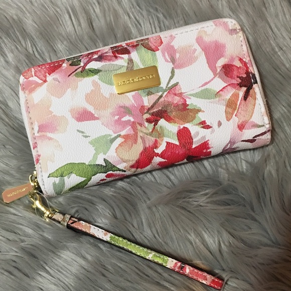 Liz Claiborne Handbags - {Liz Claiborne} Erica Wristlet Floral Print